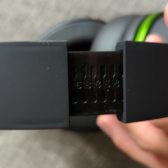 Neon green gaming headphones with mic and jack wire.  Adjustable and recratrable - Picture 5 of 6